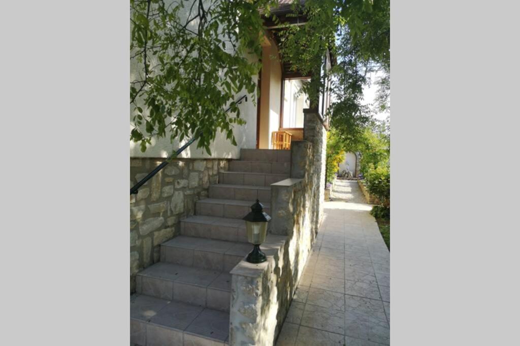 La Roseliere Maison Plain Pied Confortable Belle Decoration Jardin Magnifique 10 Mn A Pied Centre Ville Bayeux Proche Plages Du Debarquement 外观 照片