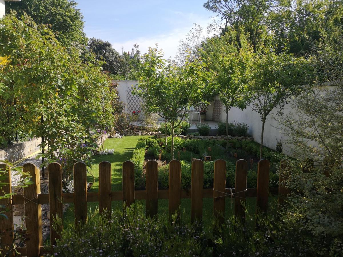 La Roseliere Maison Plain Pied Confortable Belle Decoration Jardin Magnifique 10 Mn A Pied Centre Ville Bayeux Proche Plages Du Debarquement 外观 照片